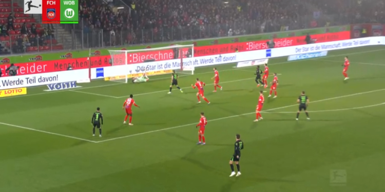 Kakva patka od golmana! Odakle ide lopta?