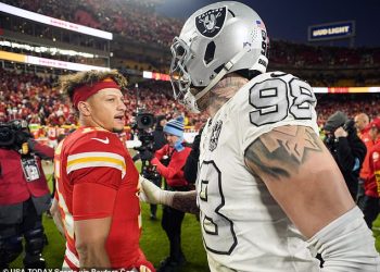 Kamere su uhvatile iznenadnu razmjenu između Patricka Mahomesa i Maxxa Crosbyja nakon dramatične pobjede Chiefsa protiv Raidersa