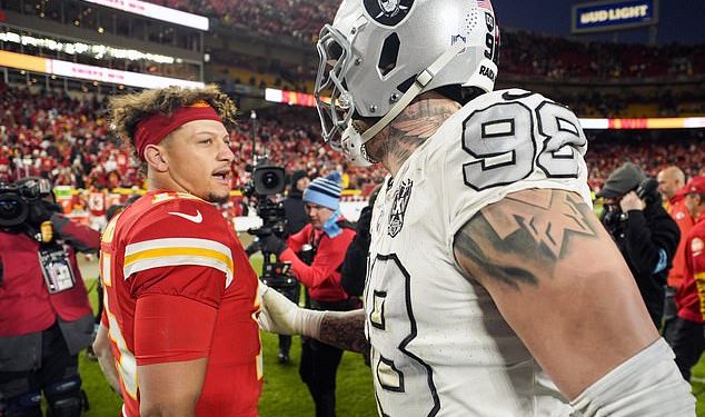 Kamere su uhvatile iznenadnu razmjenu između Patricka Mahomesa i Maxxa Crosbyja nakon dramatične pobjede Chiefsa protiv Raidersa