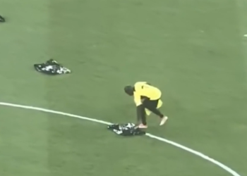 Kanté staje na kraju utakmice kako bi očistio teren