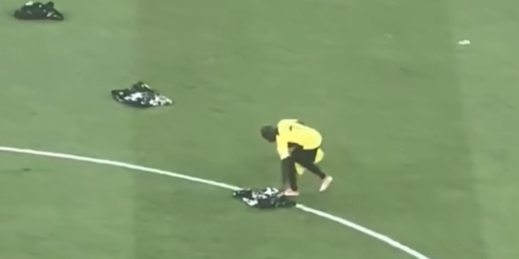 Kanté staje na kraju utakmice kako bi očistio teren