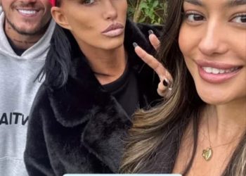 Katie Price pozira s dečkom JJ Slaterom i djevojkom Juniora Andrea dok ga podržavaju na nogometnoj utakmici samo nekoliko sati nakon zabave u Leedsu