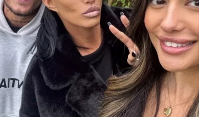 Katie Price pozira s dečkom JJ Slaterom i djevojkom Juniora Andrea dok ga podržavaju na nogometnoj utakmici samo nekoliko sati nakon zabave u Leedsu
