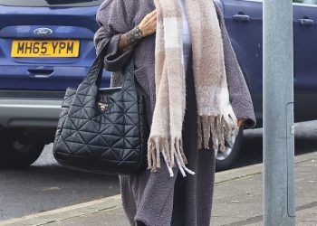 Katie Price toplo se umotala u debeli šal i kaput s plišanim medvjedićem dok odlazi na probe pantomime nakon što se uselila kod svoje kolegice Kerry Katona