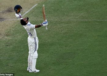 Kralj Kohli ponovno otkriva svoju magiju sa senzacionalnom tonom dok bivši indijski kapetan završava sušu u testnom stoljeću dok turisti preuzimaju veliko vodstvo nad Australijom