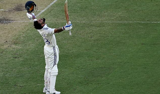 Kralj Kohli ponovno otkriva svoju magiju sa senzacionalnom tonom dok bivši indijski kapetan završava sušu u testnom stoljeću dok turisti preuzimaju veliko vodstvo nad Australijom