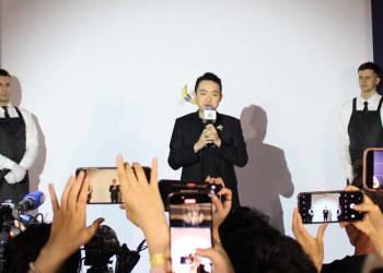 Kriptopoduzetnik Justin Sun pojeo je umjetničko djelo banane vrijedno 6,2 milijuna dolara na događaju u Hong Kongu