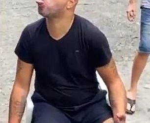 Kultni nogometaš 2000-ih izaziva strahove za zdravlje jer izgleda neprepoznatljivo dok bosonog gutlja pivo na ulici nakon što se borio s alkoholizmom nakon očeve smrti