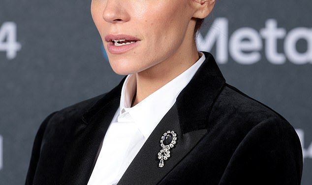 Lily Allen priznaje da je samoliječenje za nju uvijek ‘bilo na vidiku’ jer je ovisnost ‘duboko ukorijenjena’ u njezinoj obitelji dok opisuje svoju trijeznost: ‘Nije se činilo kao ‘ako’, to je bilo ‘ kada”