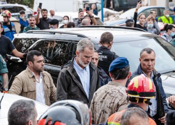 Ljute žrtve poplave bacaju blato na španjolskog kralja (VIDEO) — RT World News