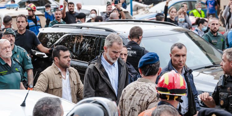 Ljute žrtve poplave bacaju blato na španjolskog kralja (VIDEO) — RT World News