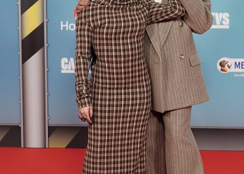 Mabel, 28, nosi neobičnu kariranu haljinu dok se pridružuje svojoj šik mami Neneh Cherry, 60, na crvenom tepihu dodjele MTV European Music Awards