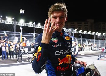 Max Verstappen osvaja četvrti uzastopni naslov svjetskog prvaka na Velikoj nagradi Las Vegasa dok George Russell trijumfira u Sin Cityju