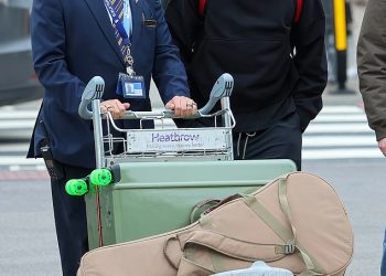 McFlyjev Danny Jones stiže u zračnu luku Heathrow uoči 24-satnog leta za Australiju za I’m A Celebrity dok se pridružuje bivšem kralju džungle Samu Thompsonu