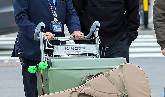 McFlyjev Danny Jones stiže u zračnu luku Heathrow uoči 24-satnog leta za Australiju za I’m A Celebrity dok se pridružuje bivšem kralju džungle Samu Thompsonu