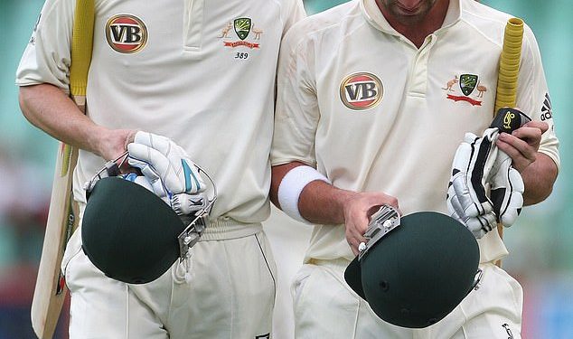 Michael Clarke otvorio je priču o nevjerojatnom pozivu na koji je odgovorio od obitelji Phillipa Hughesa neposredno prije tragične smrti zvijezde kriketa u dobi od samo 25 godina: ‘Bilo je to najteže razdoblje u mom životu’