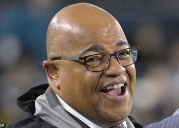 Mike Tirico otkriva da je pretrpio tešku ozljedu tijekom NBC-jevog prijenosa ‘Sunday Night Football’