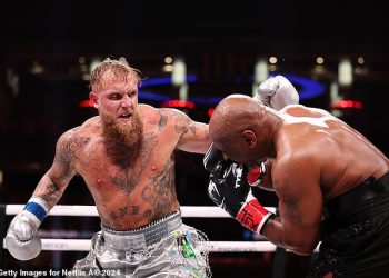 Mike Tyson i Jake Paul SUSPENDIRANI su nakon kontroverznog sukoba u kojem su obožavatelji prozivali Netflix da se bori za ‘zlostavljanje starijih osoba’ i označavali to kao ‘tužnu sramotu’