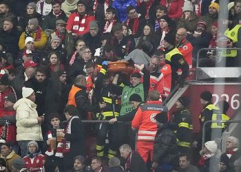 Navijač Bayern Münchena preminuo je nakon hitne medicinske pomoći tijekom utakmice Lige prvaka protiv Benfice – dok klub odaje počast