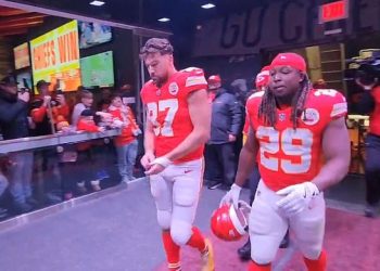 Navijači NFL-a kritiziraju ‘sitnog’ Travisa Kelcea zbog reakcije na pobjedu Chiefsa nad Raiderima u sretnom bijegu