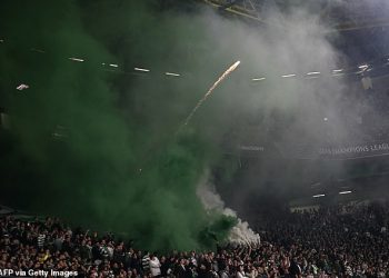 Navijači Sportinga iz Lisabona izazvali su kaos vatrometom tijekom Arsenalove utakmice u Ligi prvaka – dok su eksplodirali iznad šesnaesterca Davida Raye