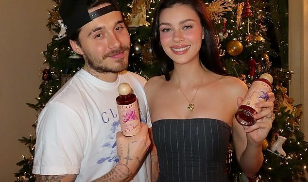 Nicola Peltz izgleda glamurozno u malenom poprsju dok mazi supruga Brooklyna Beckhama na raskošnoj večeri za Dan zahvalnosti u obiteljskoj vili u LA-u