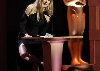 Nicole Kidman pretrpjela je veliki kvar na garderobi dok je izlazila na pozornicu u razotkrivenoj haljini na guvernerskom balu 2024.