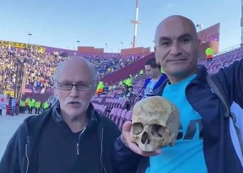 Nogometni navijač u nevjerojatnim scenama otkriva zašto je donio djedovu lubanju na finale kupa