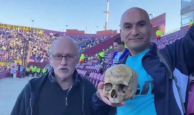 Nogometni navijač u nevjerojatnim scenama otkriva zašto je donio djedovu lubanju na finale kupa