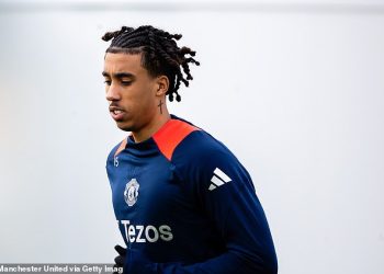 Novi trener Man Uniteda Ruben Amorim povukao je Lenyja Yoroa iz momčadi na dan utakmice… ali bi tinejdžer ipak mogao debitirati u seniorskoj momčadi u nedjelju