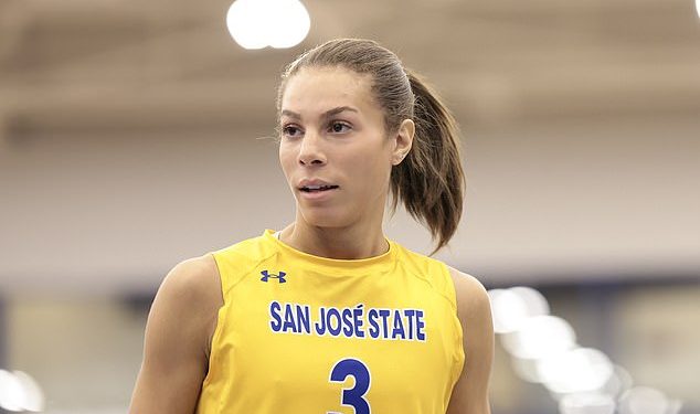 Odbojkašica na koledžu optužena za urotu s transsportašicom kleči tijekom intoniranja himne