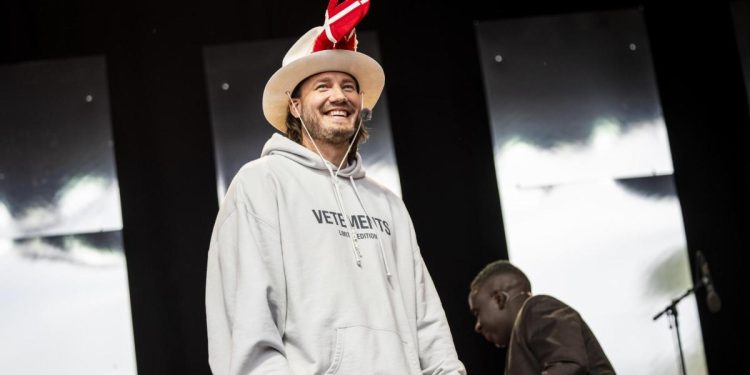 Ogovaranja, skandali, poroci: svi ekscesi Bendtnera, centarfora sa životom rock zvijezde