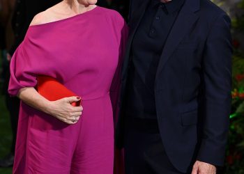 Olivia Colman i Antonio Banderas ugodno se pridružuju Hughu Grantu i Hughu Bonnevilleu na zvjezdanoj premijeri Paddingtona 2 u Londonu