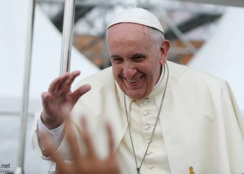 Papa objedovao sa siromasima: Beskućniku darovao svoje cipele