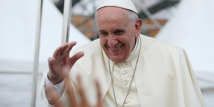 Papa objedovao sa siromasima: Beskućniku darovao svoje cipele