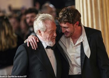Paul Mescal i Ridley Scott pokazuju svoju blisku vezu na premijeri Gladijatora II u Londonu nakon što je glumac otkrio da su imali ‘veliku svađu’ tijekom snimanja