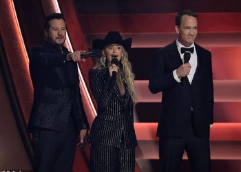 Peyton Manning brutalno je iskopao vlasnika Dallas Cowboysa Jerryja Jonesa tijekom CMA-a 2024.