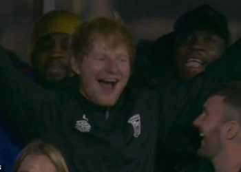 Pogledajte čarobni trenutak kako Ed Sheeran slavi nevjerojatan pogodak za Ipswich dok hrabri autsajderi Premier lige žele kišu na paradi Rubena Amorima u njegovoj prvoj utakmici kao trener Man Uniteda