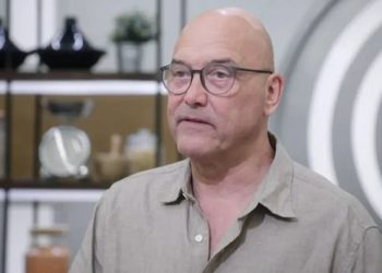 Pogledajte trenutak u kojem Gregg Wallace govori natjecateljici MasterChefa da bi ‘razbio živu glavu tim’ pudingom – dok odlazi iz emisije usred istrage o nedoličnom ponašanju