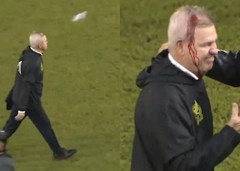 Pogođen limenkom na kraju igre. Izbornik Meksika napušta teren krvareći