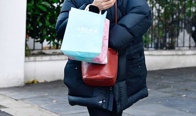 Poppy Delevingne obukla se u crnu preveliku podstavljenu jaknu i uske hlače za jogu dok grabi slatke poslastice u Notting Hillu