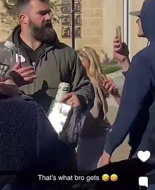 Radio voditelj napao Jasona Kelcea jer je obožavateljici razbio telefon nakon što je Travisu nazvao ‘je*****’ zbog Taylor Swift