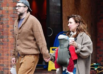 Rafe Spall i njegova partnerica Esther Smith vrlo su brižni roditelji jer su prvi put viđeni sa svojom novom bebom tijekom obiteljskog izleta