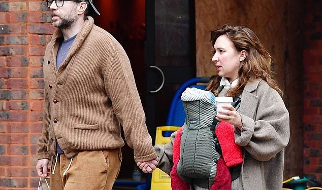 Rafe Spall i njegova partnerica Esther Smith vrlo su brižni roditelji jer su prvi put viđeni sa svojom novom bebom tijekom obiteljskog izleta