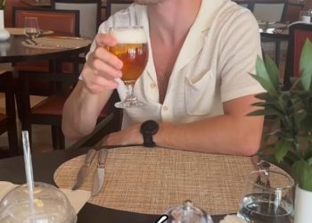 Rebecca Adlington je šokirana kada je podijelila video na kojem njezin suprug Andy pije deset pića na alkoholnom all-inclusive odmoru