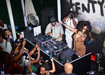 Rihanna daje rijetku primjedbu o svojoj dugoj pauzi od glazbe tijekom deejainga na Fenty Beauty događaju