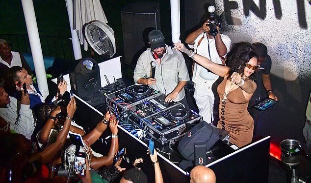 Rihanna daje rijetku primjedbu o svojoj dugoj pauzi od glazbe tijekom deejainga na Fenty Beauty događaju