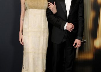Rijetko viđeni sin Angeline Jolie Knox izgleda poput mladog Brada Pitta dok se nadvija nad njom na dodjeli Governors Awards 2024.