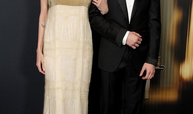 Rijetko viđeni sin Angeline Jolie Knox izgleda poput mladog Brada Pitta dok se nadvija nad njom na dodjeli Governors Awards 2024.