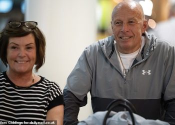 Roditelji Coleen Rooney, Colette i Anthony, stižu u zračnu luku Brisbane s njezinim sinovima Kitom, sedam, i Cassom, šest, spremni dočekati zvijezdu na mostu Ja sam slavna